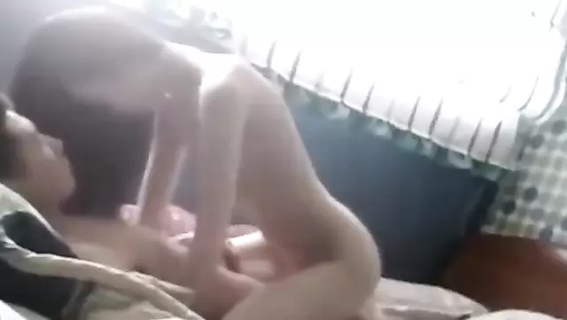 دختر لاغر ازبک صبح زود سوار کیر پسره می شه و حسابی حال می کنه.