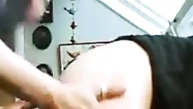 راجل أوزبكي بيستغل طيز جاره الكبيرة وبيفشخها.