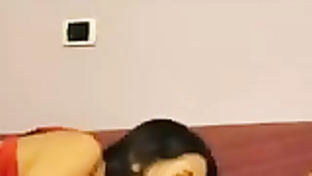 یه مرد ازبک صبح با ساک زدن بیدار میشه و زنشو حسابی می کنه.