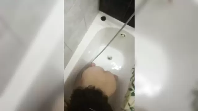 این خوشگل مو مشکی تو دستشویی به یه زن ازبکی ساک می زنه.