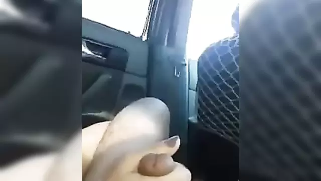 تيلكا بتلعب في زب أوزبكي جوه السيارة.