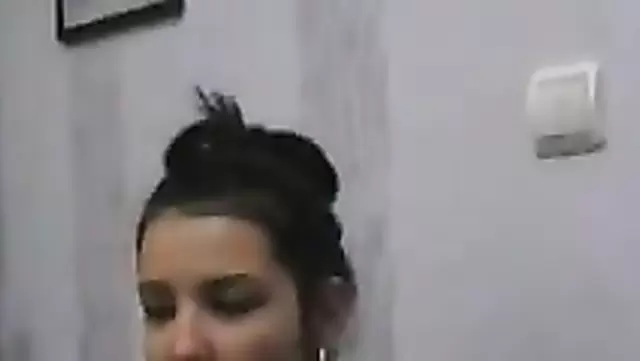 بنت أوزبكية صغيرة بتستعرض طيزها العارية