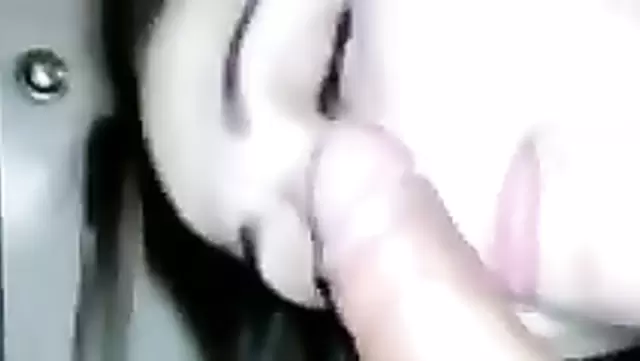 بنت أوزبكية حلوة بتدي حبيبها مص زب ناعم وحنين.