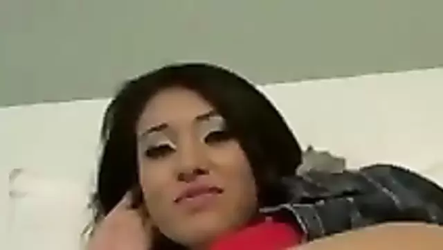 یه دختر مو مشکی شوهرشو تو ازبکستان اغوا می کنه و باهاش می خوابه.