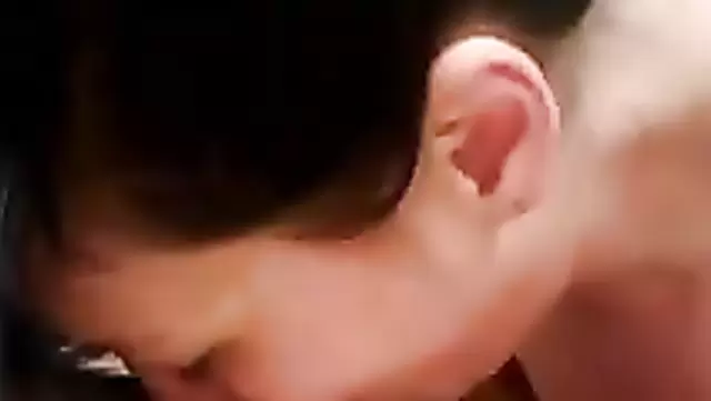 زوجة أوزبكية تمص زب جوزها المبلول